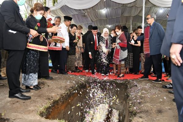 Hantar ke Peristirahatan Terakhir, Edy Rahmayadi Doakan Rudolf Pardede Mendapat Tempat Terbaik di Sisi Tuhan